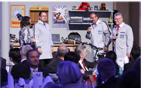 Entführten in die Welt der Kraftfahrzeugtechnik von Bosch auf der Bühne, die die Garage des Bosch-Hauses stilisierte: Bosch-Experten Christian Ganser, Peter Kalt und Ernest Fiedler  (v.l.n.r.).